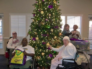 Janet Daughdrill and Ashland Place residents decorate a Christmas tree.